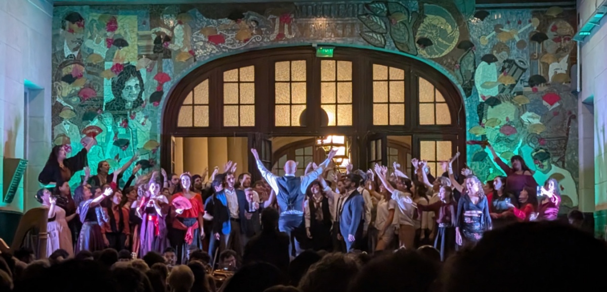 Foto de la interpretación musical de Carmen en el Colegio